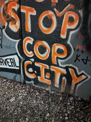 Graffiti on the wall that says 